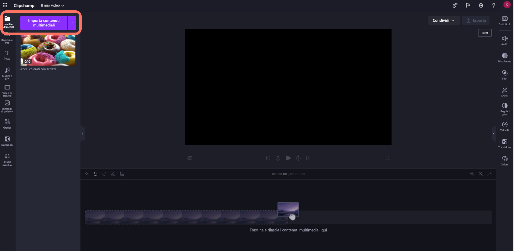 Una screenshot di un utente di Clipchamp per account aziendali mentre importa i file multimediali.