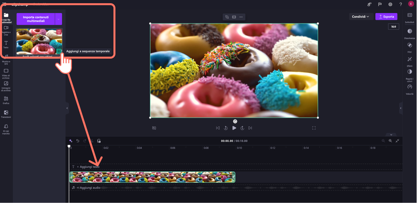 Una screenshot di un utente di Clipchamp per account aziendali che trascina un videoclip nella sequenza temporale.