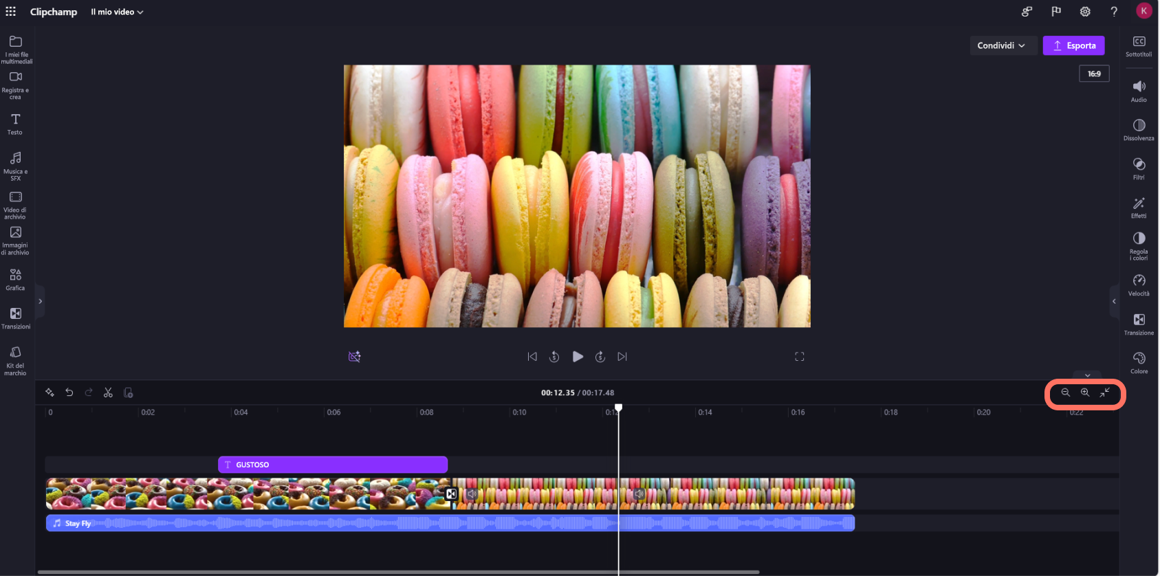 Una screenshot di un utente di Clipchamp per account aziendali che esegue lo zoom avanti e indietro nella sequenza temporale.