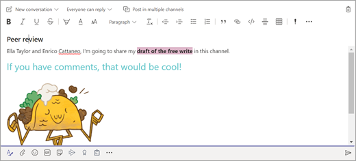 Screenshot che mostra come uno studente crea un post in un canale del team di classe usando le opzioni di modifica del testo e un adesivo allegato.