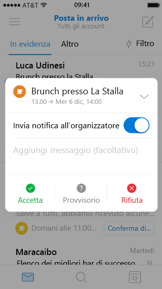 Mostra lo schermo di un dispositivo mobile, con un invito riepilogato a un evento. La freccia di espansione si trova nella parte superiore dello schermo, verso il basso