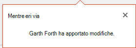 Screenshot che mostra PowerPoint per Office 365 e chi ha apportato modifiche al file condiviso mentre si era fuori ufficio