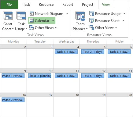 Screenshot composito dei gruppi Visualizzazioni attività e Visualizzazioni risorse nella scheda Visualizza e di un piano di progetto in visualizzazione Calendario.