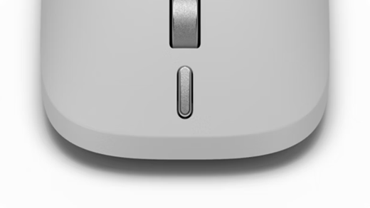 Primo piano del pulsante di azione nella parte anteriore del Surface Mouse (Seconda edizione).