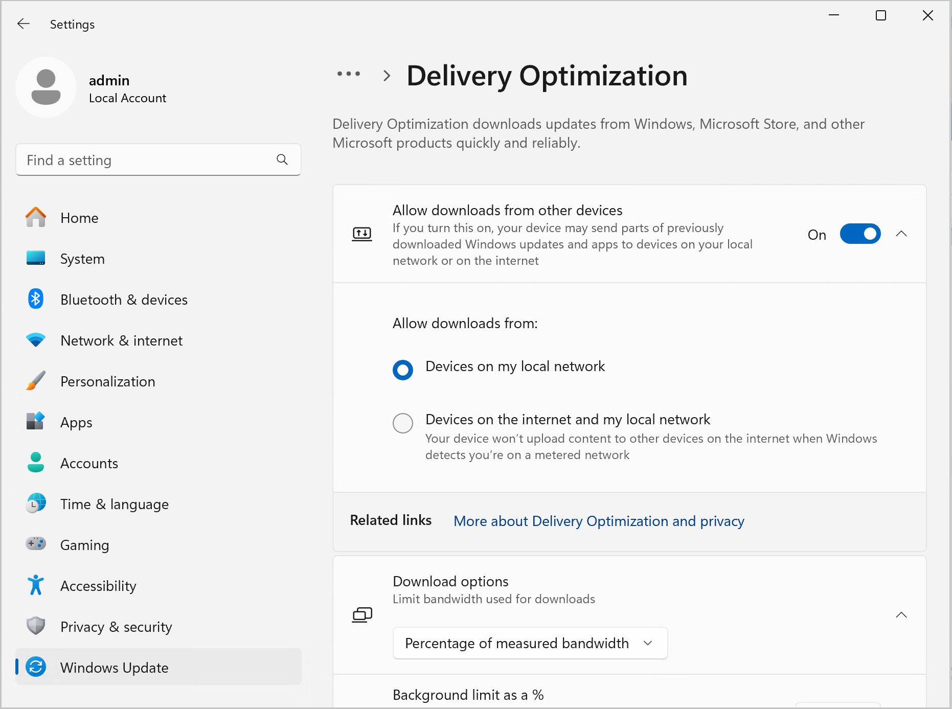Screenshot delle impostazioni di Ottimizzazione recapito Windows 11 che mostra l'opzione Consenti download da altri dispositivi.