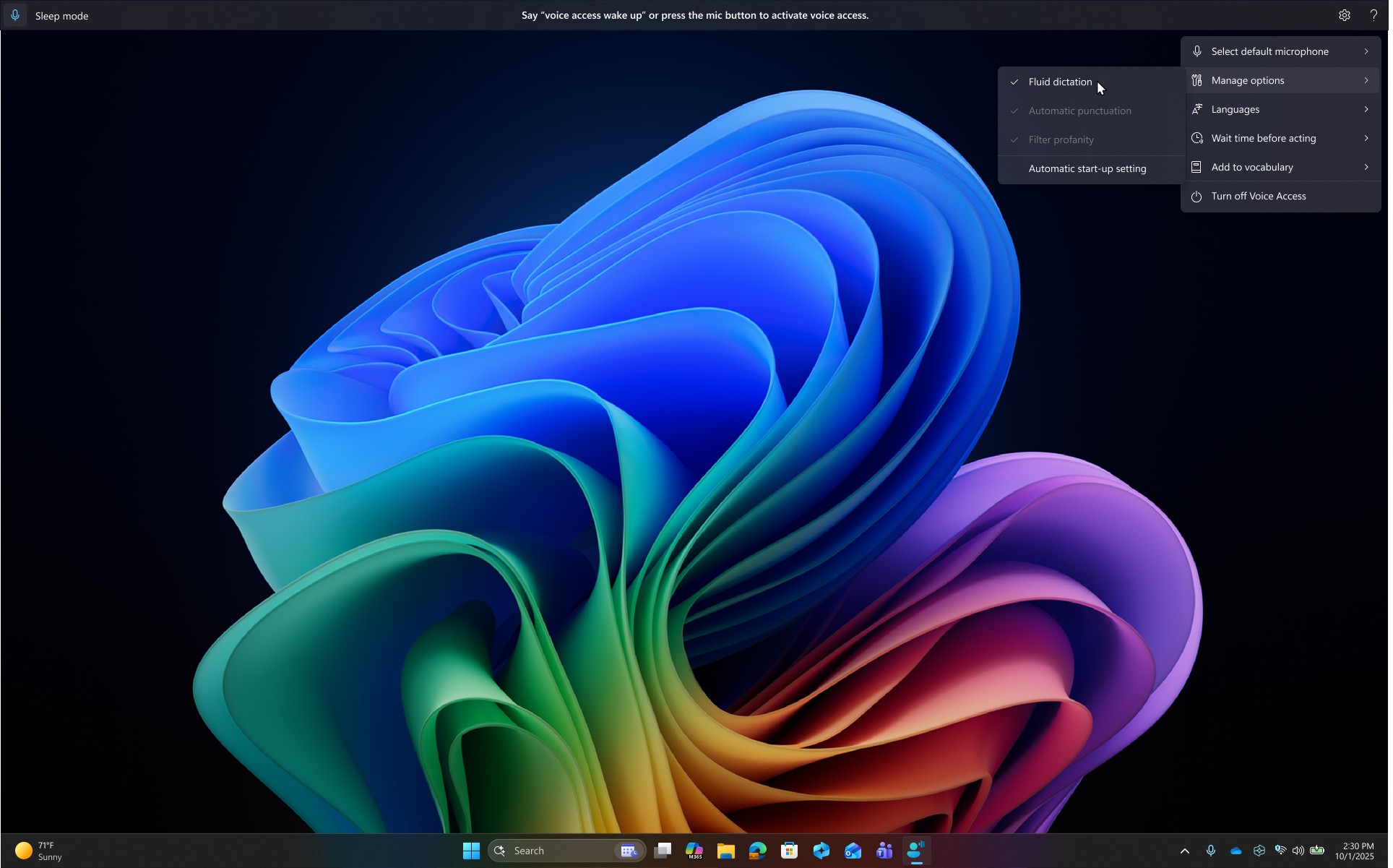 音声アクセス ツール バーが開いている Windows デスクトップ。音声アクセス メニューが展開され、Fluid ディクテーション、自動句読点、フィルターの不適切な表現、自動起動設定、既定のマイクの選択、オプションの管理、言語、操作前の待機時間、ボキャブラリへの追加、音声アクセスの無効化などのオプションが表示されます。
