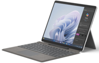 Surface Pro 10 for Business のノート PC モードのスクリーンショット。Surface Pro キーボードとペン ストレージ、Surface スリム ペンで画面が外側に向き、Copilot と Windows が画面に表示されています。