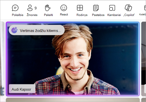 Ekrano kopija, kurioje matyti, kad vertėjo indikatorius vis dar klausosi vertimo.