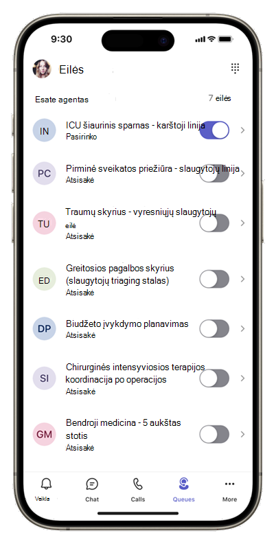 Eilės programos pagrindinio ekrano mobiliajame įrenginyje ekrano kopija, kurioje rodomos skambučių eilės su pasirinkimo jungikliais šalia kiekvienos eilės.