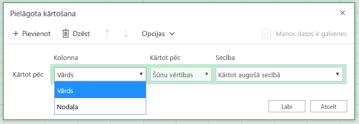 Pielāgotas kārtošanas dialogs ar kārtošanu pēc rindas, kolonna ir atlasīta kolonnas nosaukumā