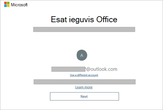 Ekrānuzņēmums ar ekrānu, kas parādās, iegādājoties jaunu ierīci, kurā ir Office licence. Šis ekrāns norāda, ka Office atrada jūsu esošo Microsoft kontu.