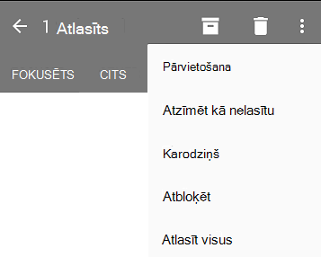Nolaižamajā sarakstā tiek rādītas šīs opcijas: Pārvietot, Atzīmēt kā nelasītu, Atzīmēt ar karodziņu, Noņemt karodziņu, Atlasīt visu.