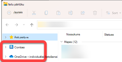 Navigācijas rūtī Failu pārlūka kreisajā pusē ir augstākā līmeņa mapes sinhronizētai SharePoint bibliotēkai un sinhronizētajam OneDrive.