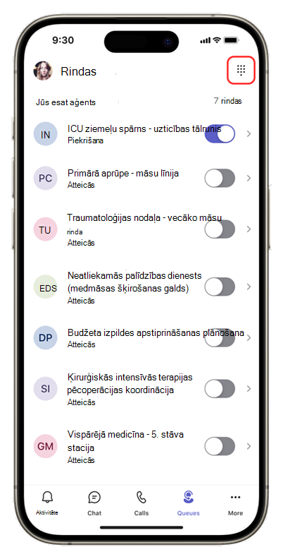 Ekrānuzņēmums ar programmu Rindas mobilajā ierīcē, kurā augšējā labajā stūrī redzama numuru sastādīšanas tastatūra.