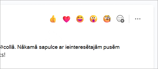 Ekrānuzņēmums, kurā redzama ātrās reakcijas emocijzīme virs tērzēšanas ziņojuma