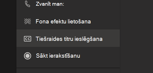 Opcija Ieslēgt tiešraides titrus Teams sapulces opciju izvēlnē