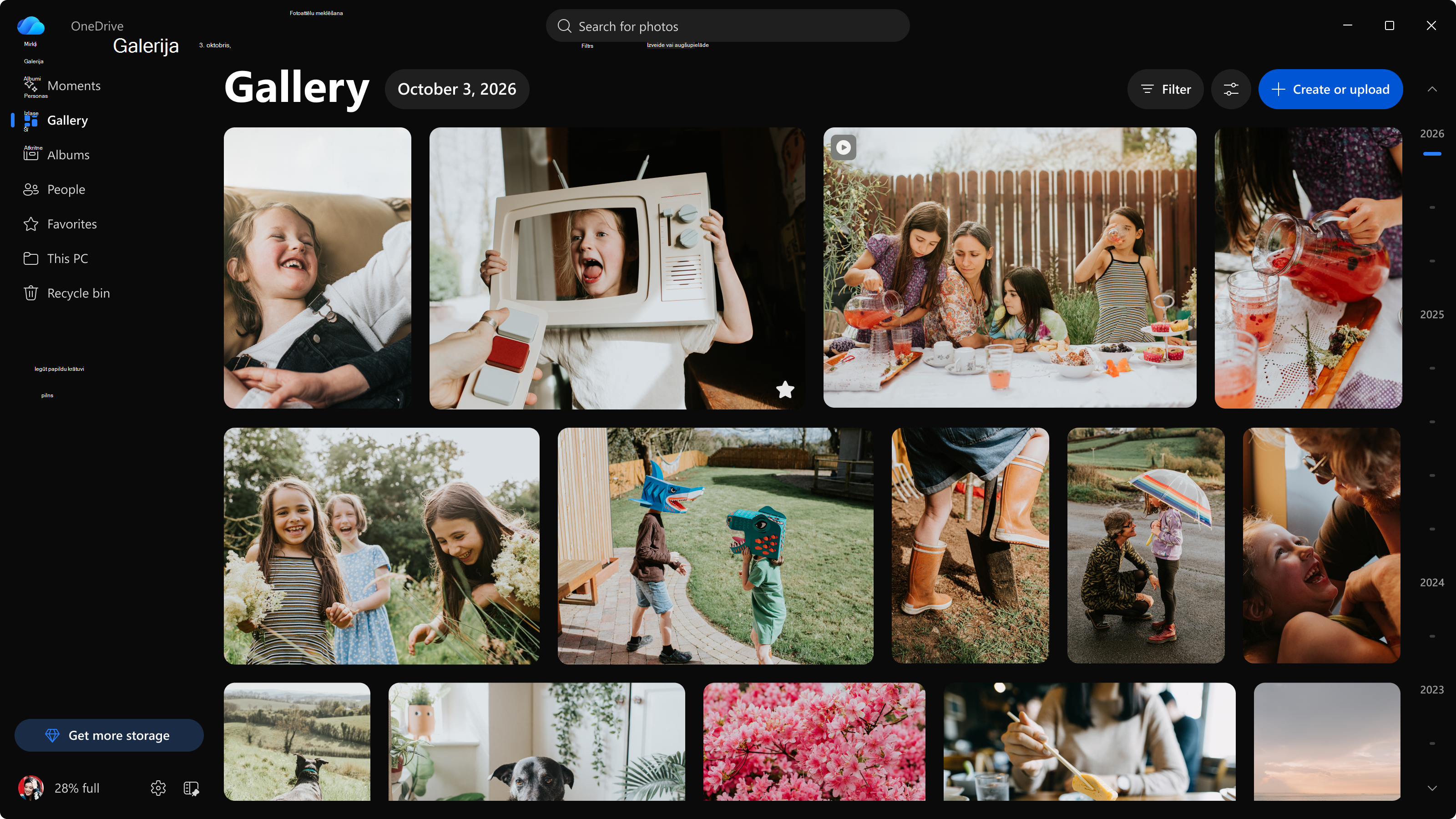Ekrānuzņēmums, kurā redzams, ka OneDrive parāda jūsu fotoattēlus laika grafikā ar navigāciju mirkļiem, galerija, People, albumi, izlase, datorā saglabātie fotoattēli un atkritne.