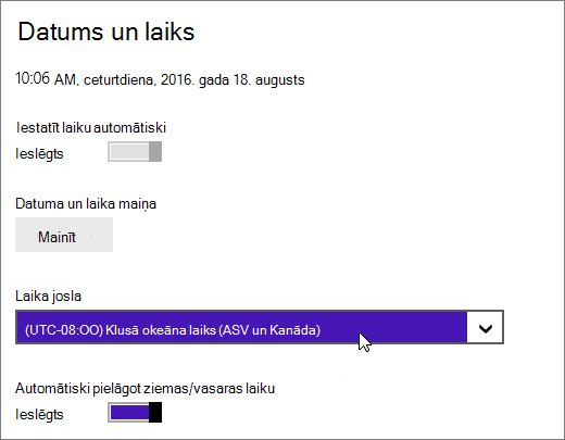 Ekrānuzņēmums, kurā redzama datuma un laika izvēlne operētājsistēmā Windows 8.