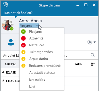 Skype darbam loga ekrānšāviņš ar atvērtu statusa izvēlni.