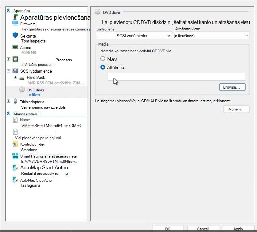 Ekrānuzņēmums ar Hyper-V virtuālās mašīnas (VM) iestatījumiem, kurā iezīmēta sadaļa DVD diskdzinis, kurā tiek rādīta opcija atlasīt attēla failu.
