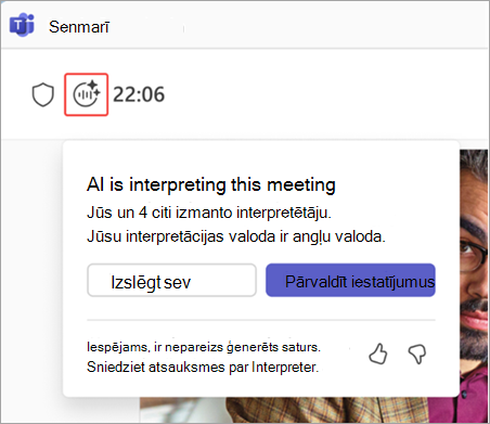 Ekrānuzņēmums, kurā Microsoft Teams sapulcē izcelts tulka indikators.