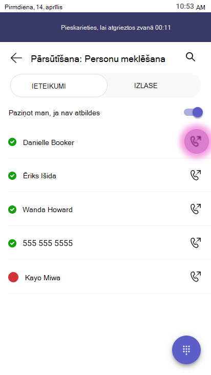 Pārsūtīšanas ekrāns, kurā redzams meklēšanas lauks ar nosaukumu Pārsūtīšana: meklējiet personas, izmantojot iespējotu slēdzi Paziņot man, ja nav atbildes, un kontaktpersonu sarakstu, kurā ietilpst Danielle Booker, Eric Ishida, Wanda Howard (555 5555) un Kayo Miwa. Blakus katrai kontaktpersonai ir redzama pārsūtīšanas darbības poga, un ir iezīmēta zvanu pārsūtīšanas poga.