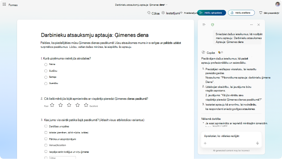 Ekrānuzņēmums ar darbinieku atsauksmju aptaujas veidlapu, kurā redzami Copilot ieteikumu panelis ar uzlabojumiem.