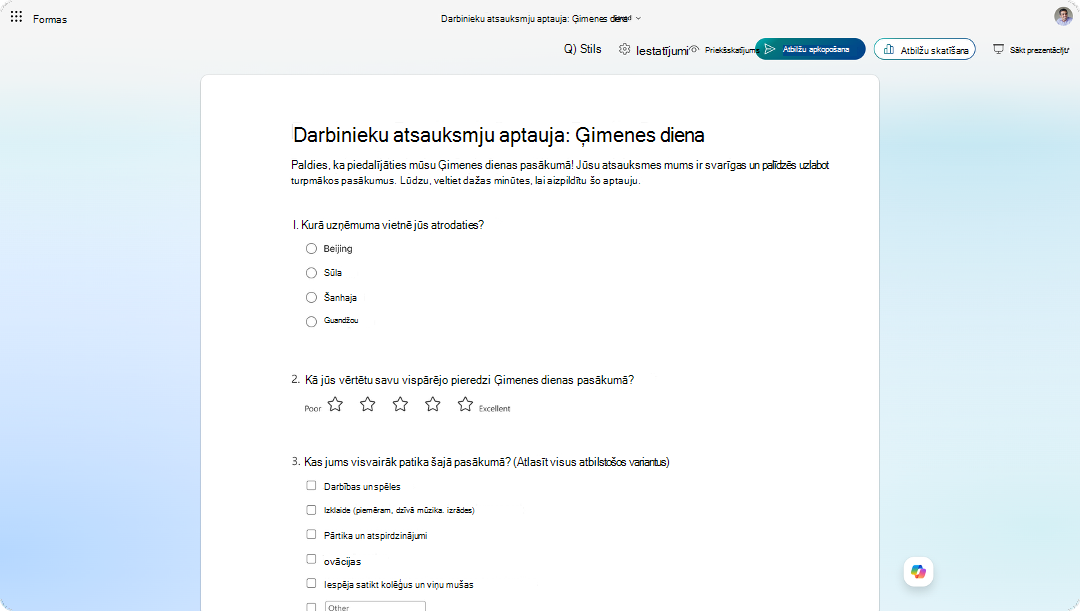 Ekrānuzņēmums, kurā redzama darbinieku atsauksmju aptauja programmā Microsoft Forms ar notikuma novērtējuma un atsauksmju jautājumiem.
