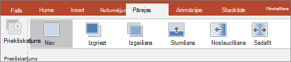 Pārejas cilne PowerPoint lentē.
