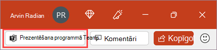 Ekrānuzņēmums ar PPT failu, kurā atlasīta opcija Prezentēt programmā Teams.