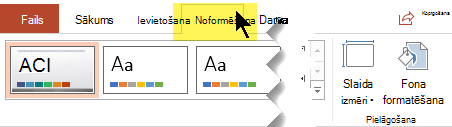 Atlasiet rīkjoslas lentes cilni Noformējums. Izvēlnes pogai Slaida izmēri labajā pusē ir slaida orientācijas vadīkla.