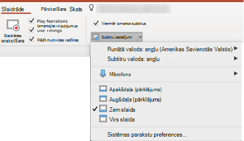 Parakstu un subtitru iestatījumi atrodas slaidrādes cilnē programmā PowerPoint.