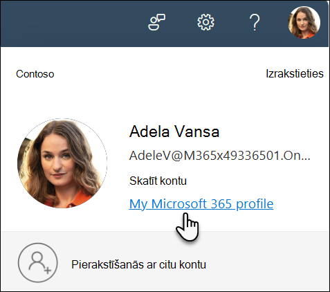 Atlasiet fotoattēlu un pēc tam atlasiet Par mani, lai dotos uz profilu