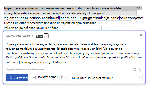 Copilot programmā Word ekrānuzņēmums ar teksta pārrakstīšanas ieteikumiem un opcijām