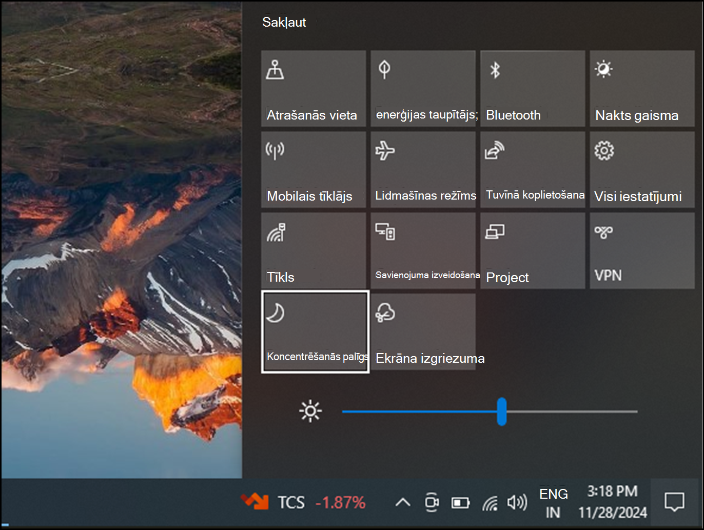 Windows 10 darbību centrs ar atlasītu elementu Koncentrēšanās palīgs.