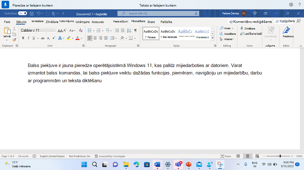 Word dokuments, kurā redzama balss piekļuves komanda Lielie burti.