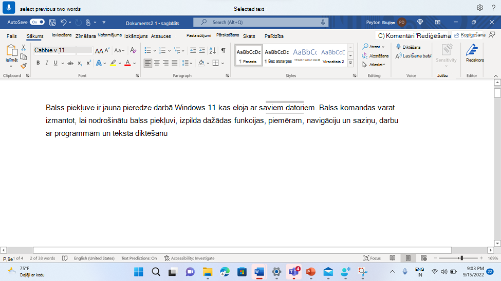 Word dokuments, kurā redzama balss piekļuves komanda divu iepriekšējo vārdu atlasei.