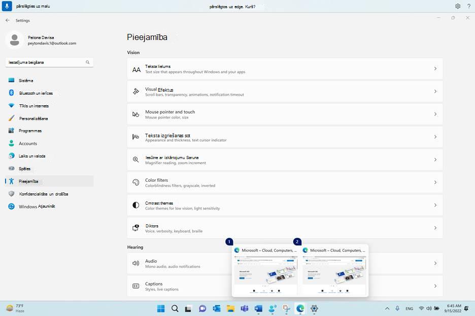 Izmantojot balss piekļuvi, uzdevumjoslā ir redzamas divas programmu instances ar numuru pārklājumiem