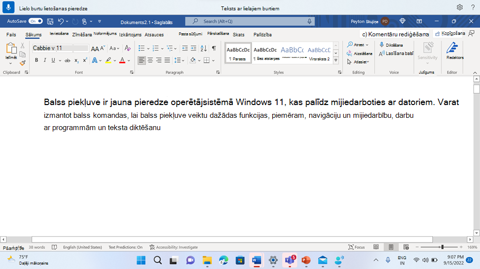 Word dokuments, kurā redzama balss piekļuves komanda Rakstīt ar lielo sākumburtu.