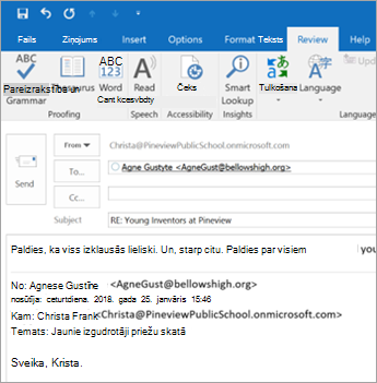 Ekrānuzņēmums ar cilni Pārskatīšana.