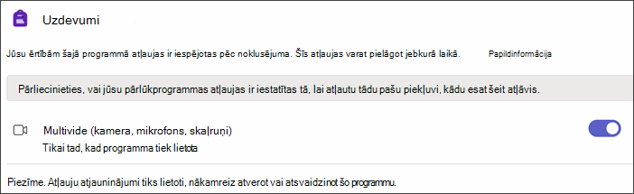 Ekrānuzņēmums ar Teams iestatījumiem pēc programmas atļauju atlasīšanas. Tiek parādīts iestatījums ar nosaukumu Multivide ar ieslēgtu pārslēgu.