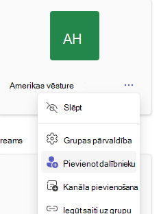 Ekrānuzņēmums, kurā redzama dalībnieka pievienošana.