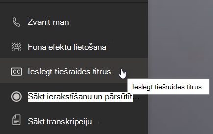 Ekrānuzņēmums, kurā redzama opcija Ieslēgt tiešraides titrus izvēlnē Citas darbības.
