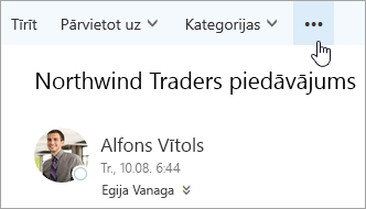 Ekrānuzņēmums ar komandas pogu Papildus Outlook izvēļņu joslā.