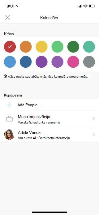 Rāda mobilo ierīču ekrānu ar Calendar augšdaļā. Zem sadaļas Kopīgošana ir pāris opcijas un tās personas vārds, kurš tika pievienots.
