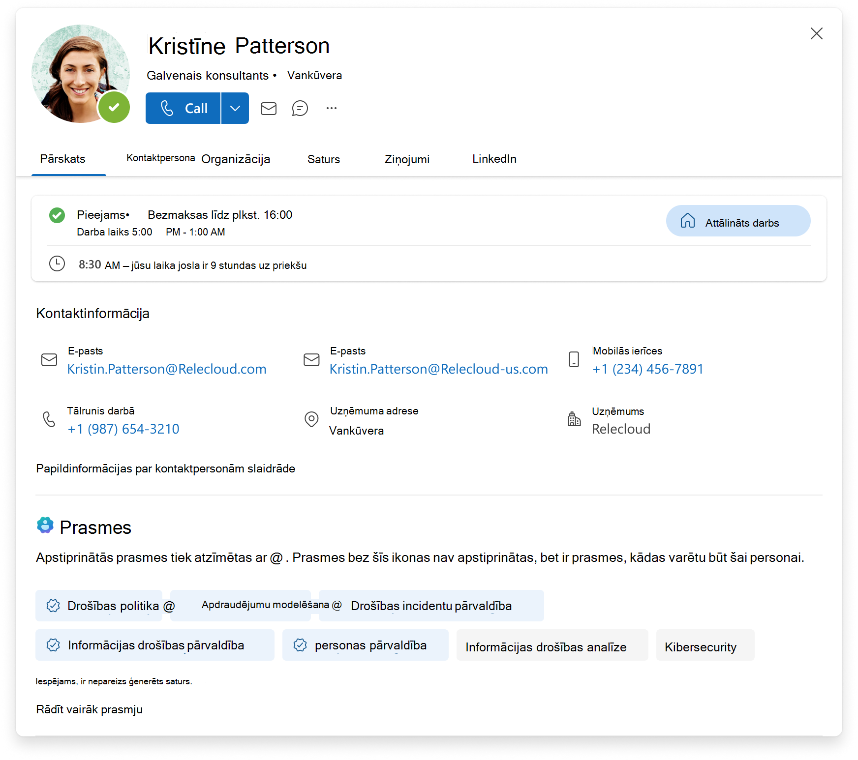 Microsoft 365 profila kartītes ekrānuzņēmums, kurā ir norādīts pārskats, kontaktinformācija un apstiprināto un neapstiprināto prasmju saraksts