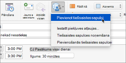 Ekrānuzņēmums ar sapulces pieprasījumu, kurā lentē atlasīta opcija Pievienot tiešsaistes sapulci.