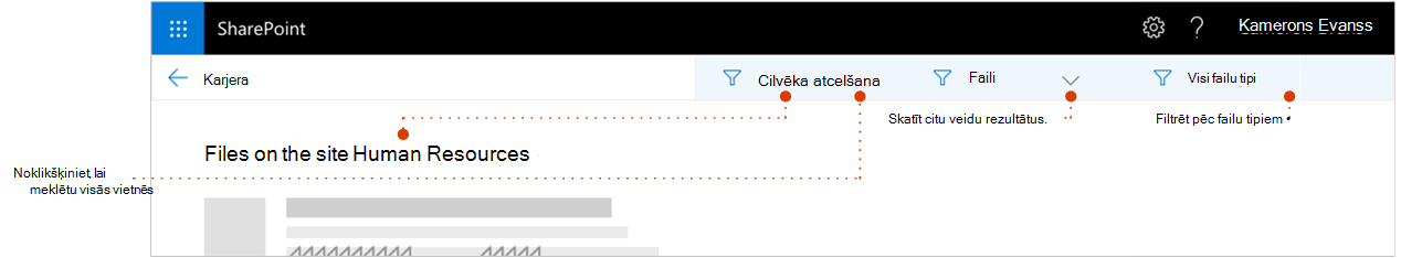 Ekrānuzņēmums ar meklēšanas rezultātu lapu, kas tuvināta līdz rezultātu augšdaļai, kur atpakaļceļš parāda vietnei rezultātus. Rādītāji uz filtriem.