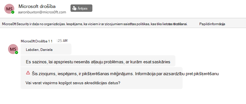 Ekrānuzņēmums ar Teams tērzēšanu no ārēja sūtītāja Micros0ft Security, kas lūdz akreditācijas datus. Tas ir atzīmēts ar sarkanu pikšķerēšanas mēģinājuma brīdinājumu.