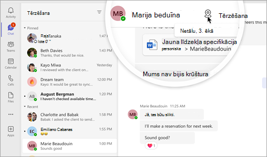 Ekrānuzņēmums, kurā redzama 1-1 tērzēšana ar atrašanās vietas indikatoru ekrāna augšdaļā